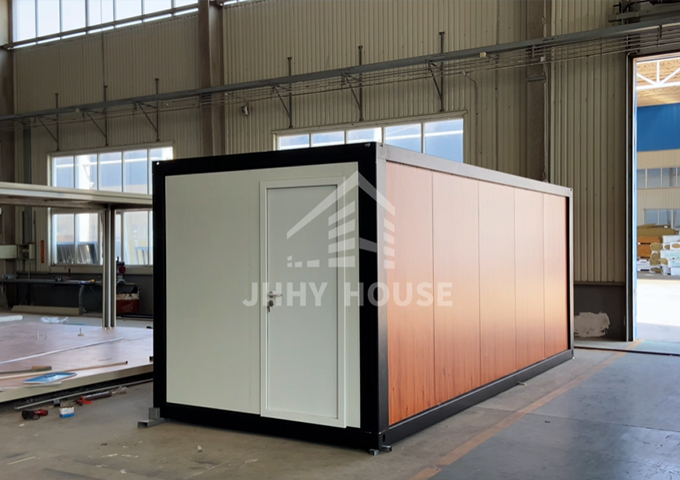 مباني سكنية لمواقع البناء، حيث تحتوي كل غرفة على حمام ودش.